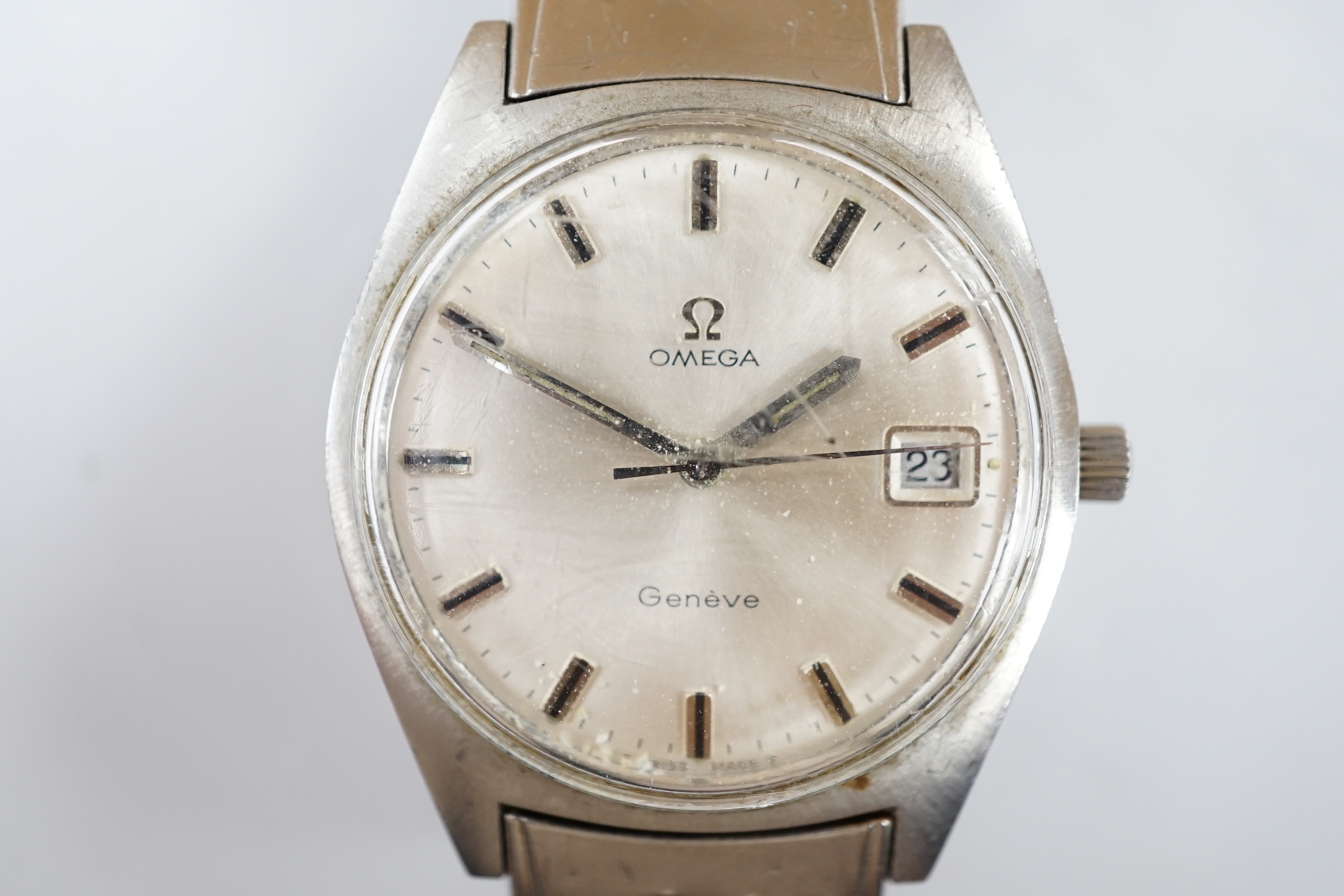 A gentleman's stainless steel Omega manual wind wrist watch, with date aperture, on associated flexible strap, case diameter 35mm, no box or papers.